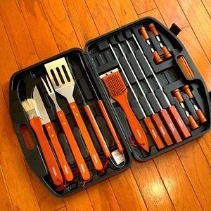 NEW Frigidaire 14 pieces of barbecue set with carry case.